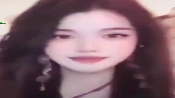 مؤثرة صينية تخسر اكثر من 140 الف متابع؛ بعد ان تعطل الفلتر اثناء البث المباشر وظهر شكلها الحقيقي.