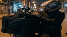 الداخلية تحذر سائقي الديليفري: إيصال الكحول في رمضان يعرضكم للمساءلة.