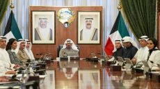 مجلس الوزراء الكويتي يدعو العراق إلى الالتزام بالقانون الدولي مع مراعاة العلاقات التاريخية، ويؤكد تسليم مذكرة احتجاج رسمية إلى القائم بأعمال السفارة العراقية.