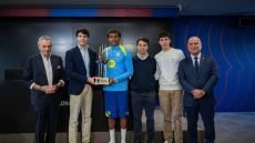 لامين يامال يفوز بجائزة ألدو روفيرا لأفضل لاعب في برشلونة الموسم الماضي 2024/25.