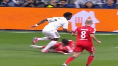 ارشيف الفار : كان هناك ركلة جزاء صحيحة لريال مدريد لم يقم الحكم بـ أحتسابها