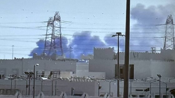 ارتفاع أعمدة الدخان من الدوحة عاصمة قطر نتيجة الهجوم الصاروخي الإيراني.