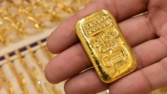 الذهب يرتفع بحوالي 1% ليصل سعر الأونصة إلى 4535 دولار في معاملات اليوم