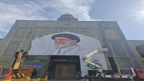 صورة للشهيد السيد علي الخامنئي في صحن الثورة داخل مرقد الامام الرضا عليه السلام.