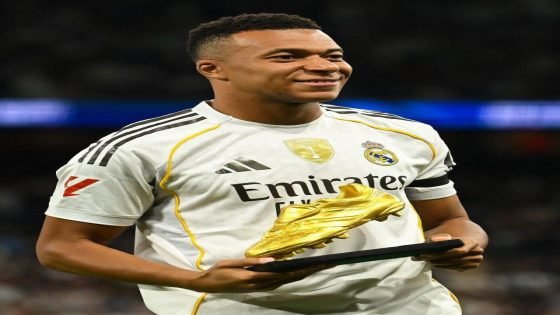 مفاجأة مدوية :كيليان مبابي يواعد استر اكسبوسيتو شوهدا معًا في 25 فبراير في مدريد ، كما تم العثور عليهما امس وهما يتبادلان القبل طوال الليل في بار بولمان