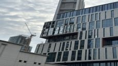 تضرر المبنى المالي العالمي في دبي؛ بعد استهدافه بطائرة مسيرة ايرانية.