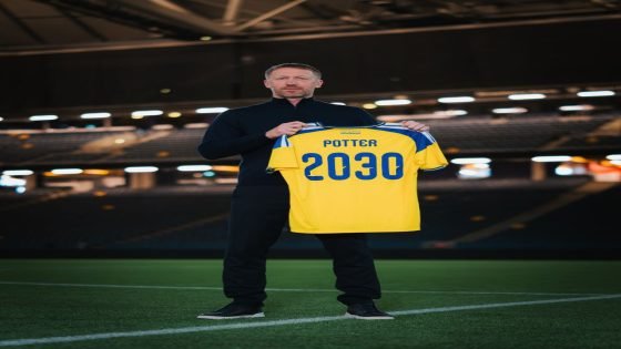 منتخب السويد يجدد عقد مدربه غراهام بوتر حتى 2030