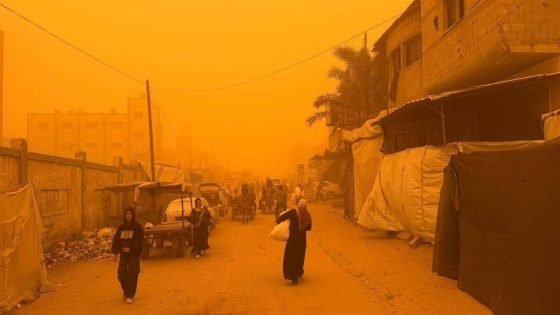 عاصفة رملية كثيفة تضرب خيام النازحين في قطاع غزة