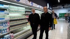 الرئيس الإيراني “مسعود بزشكيان” يتجول في محال تجارية بالعاصمة طهران.