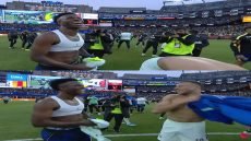 الجماهير البرازيلية غاضبة من فيني جدًا بسبب هذه اللقطة.