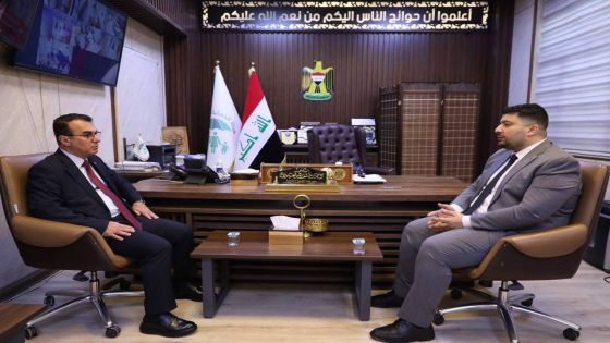 رئيس هيئة الحماية الاجتماعية في وزارة العمل أحمد الموسوي يبحث مع وفد من ديوان الوقف السني آليات تعزيز فرص التشغيل للمستفيدين من الإعانة الاجتماعية وزارة العمل: اللقاء تناول سبل تحويل عدد من المستفيدين إلى فرص عمل داخل دوائر الديوان بما يسهم في إدماجهم في سوق العمل والانتقال بهم من الإعانة إلى الإنتاج