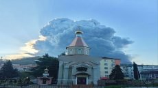 سحابة ضخمة من الدخان تتصاعد فوق مدينة توابسي الروسية؛ بسبب حريق كبير نتيجة أستهداف أوكراني لمصفاة النفط المحلية