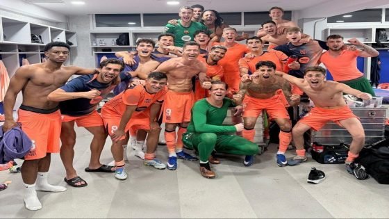 حسب صحيفة CHTV: اللاعبين في غرفة ملابس برشلونة يفضلون أن يحسم لقب الليغا في مباراة الكلاسيكو ضد ريال مدريد في الكامب نو.