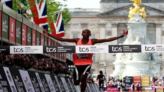 العدّاء الكيني سيباستيان ساوي يصبح أول رجل يقطع مسافة ماراثون 42.195 كم خلال ‌ساعة و59 دقيقة و30 ثانية.