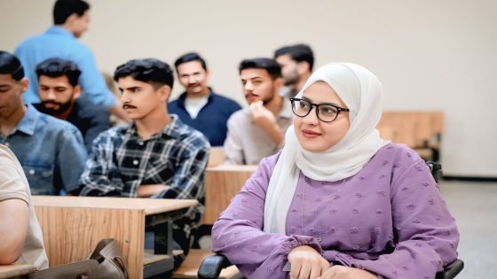 على كرسي متحرك … شابة من الناصرية تحقق حلمها الأكاديمي…. 