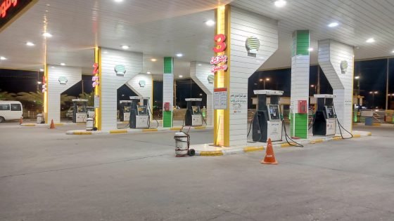 نقص حصة البنزين يفاقم أزمة الازدحام امام محطات الوقود في مركز مدينة العمارة