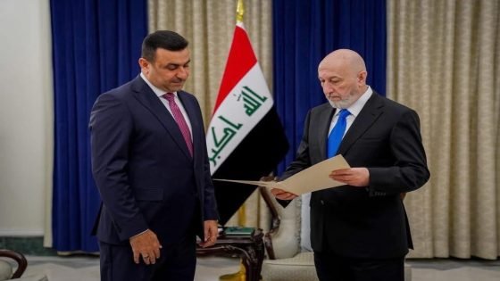 يحيى المحمدي يتسلم المرسوم الجمهوري الخاص بتعيينه رئيساً لديوان رئاسة الجمهورية
