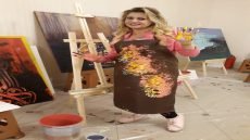 فيحاء الآغا… إعلامية تحدّت الإرهاب ورسامةٌ لوّنت الحياة بالأمل