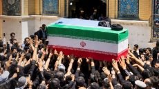 جثمان الخامنئي يدخل مرقد الإمام علي (عليه السلام) لأداء صلاة الجنازة عليه.