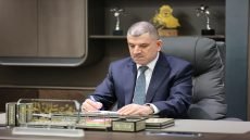 أصدر وزير النقل العراقي قرارا بإعفاء مدير مكتبه زيد مخيلف من منصبه، على خلفية حادثة إجبار طائرة ركاب متجهة إلى إسطنبول على العودة يوم أمس استجابة لتدخل نائبة حاولت منع ابنتها من السفر.