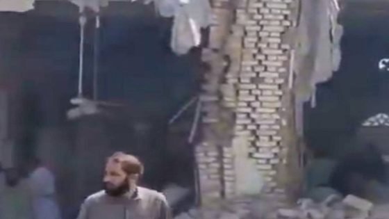 الداخلية الباكستانية: 17 قتيلاً وعشرات المصابين إثر انفجار بمسجد في مقر قيادة الشرطة في كوهات بإقليم خيبر.