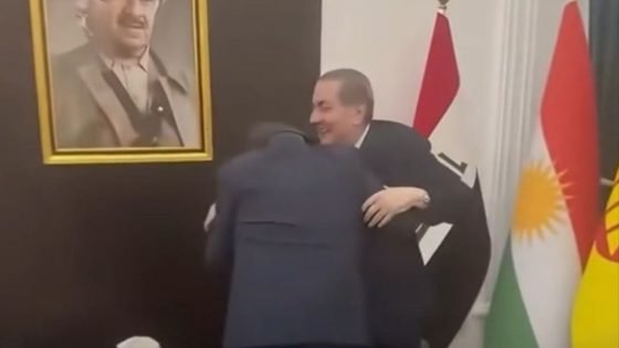 بعد تولّيه منصب وزير الإعمار العراقي.. ريباز حملان يقبّل يد هوشيار زيباري في مشهد يثير التساؤلات حول علاقة المنصب بالولاء الحزبي.
